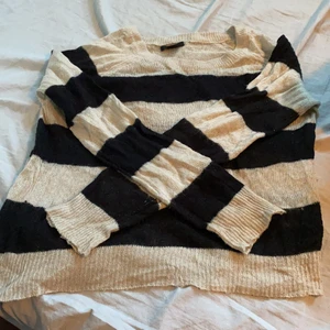 Stickad tröja från H&M - Tunnt stickad tröja från H&M i storlek M💕 använd några fåtal gånger! 