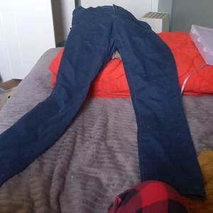 Lågmidjade Jins - Märk blåa Jens som är lågmidjade