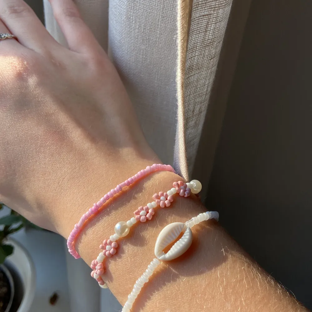 Superfina armband 💕 det med blommorna finns just nu på våran outlet🤍 det med snäckan kostar 13 kr🤍 och det utan något kostar 11 kr✨. Accessoarer.