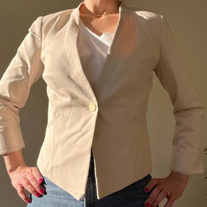 Beige fitted blazer size MEDIUM - Blazer is in great condition I bought it in USA long time ago and barely used it. 