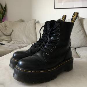 Sparsamt använda och slutsålda dr martens med hög platå sula. Nypris 2400kr