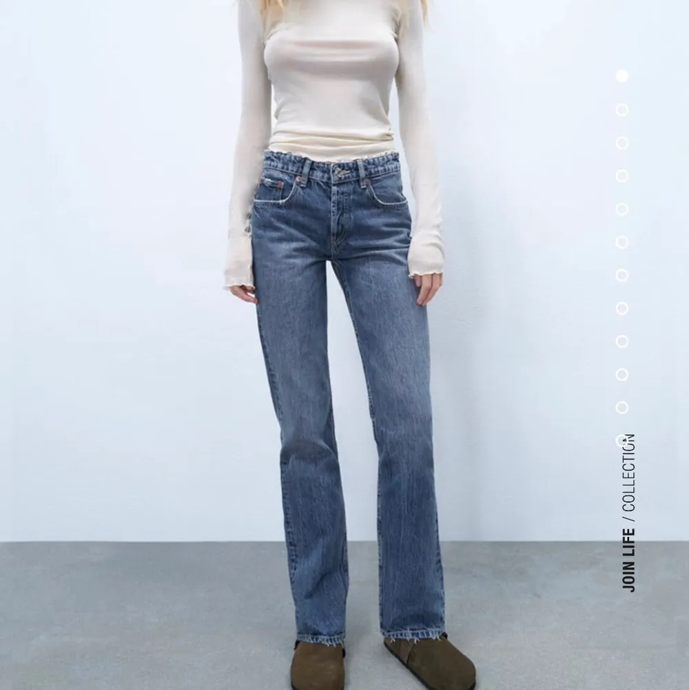 Superfina jeans från zara i modellen straight mid Rise som tyvärr är för små för mig💕 säljer för 200 + frakt . Jeans & Byxor.