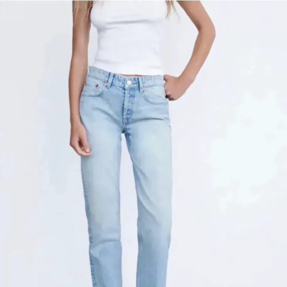 Säljer dessa populära mid rise straight jeans från zara i en jätte fin blå färg. Jeans & Byxor.