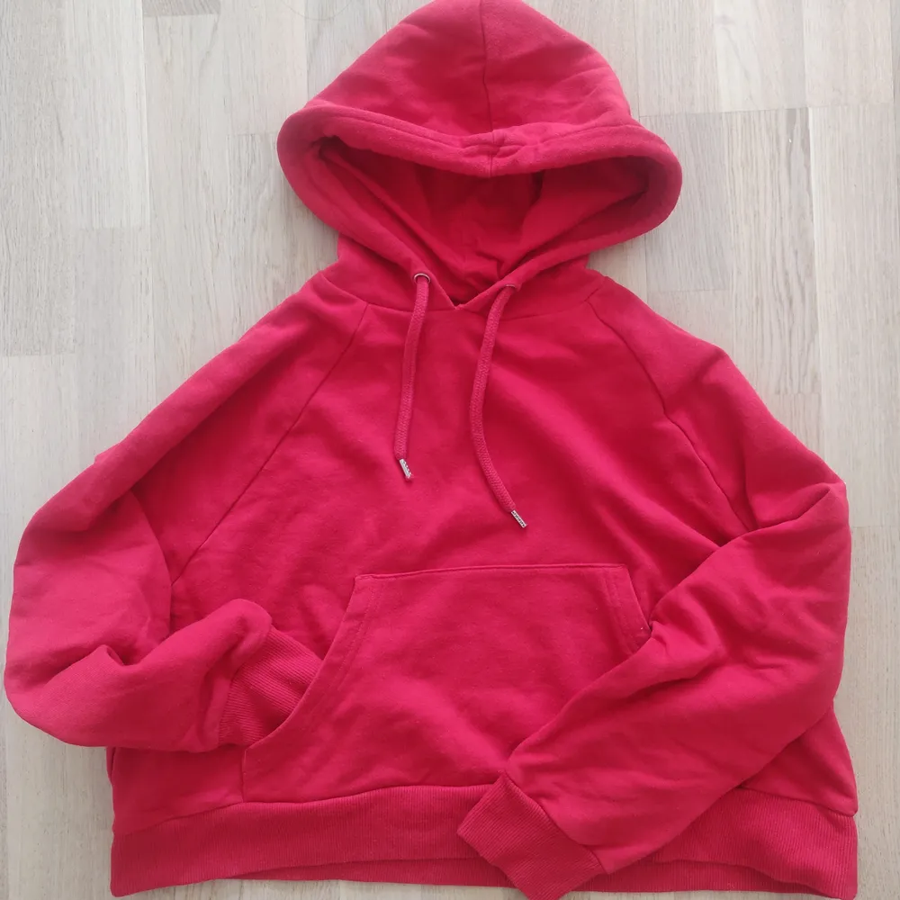 Oversized croppad röd hoodie från Monki i storlek XS (Känns som S-M eftersom den är så oversized i modellen). Den är perfekt till sommarkvällar. Använts några få gånger och är som nyskick 🥰. Hoodies.