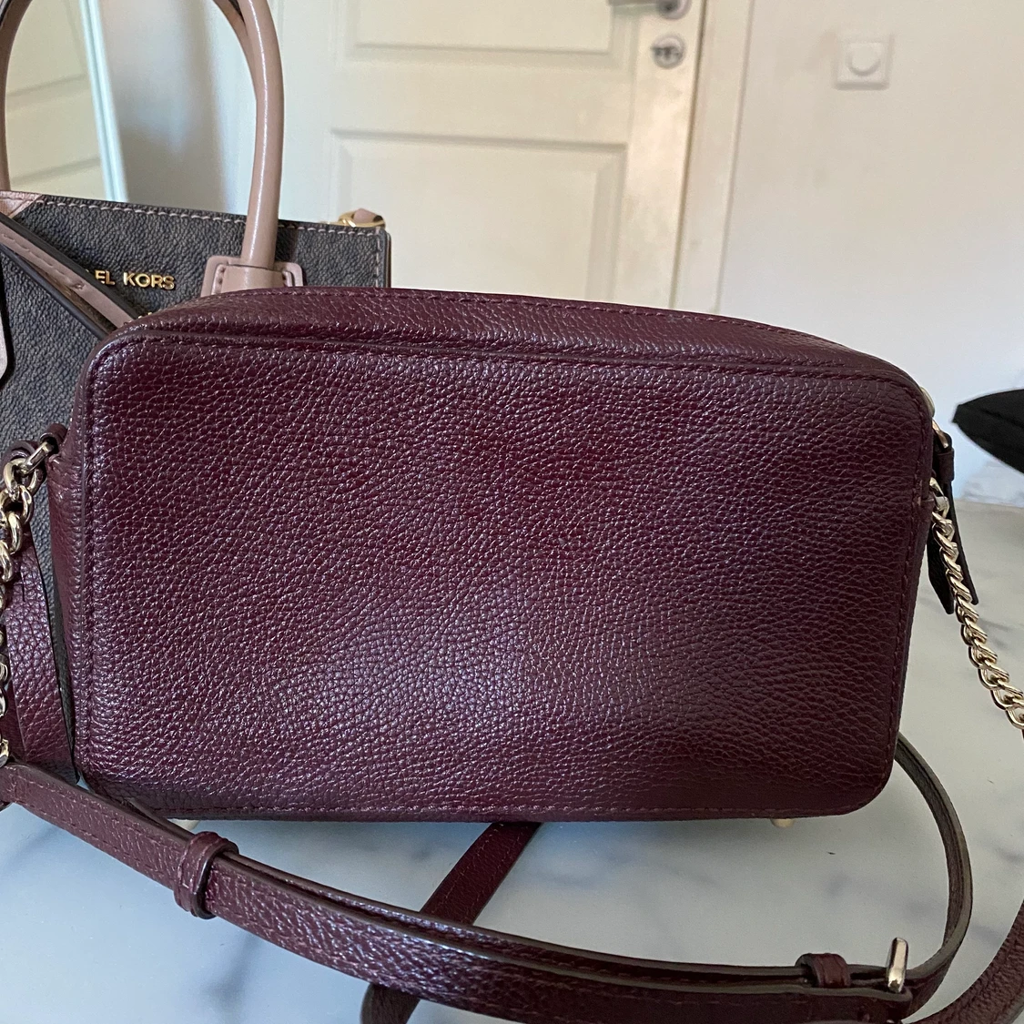 Brun DKNY väska i fint skick.  - 90