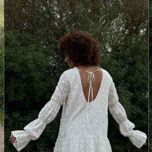 NAKD Klänning med detaljärmar  - Helt oanvänd klänning från NAKD med så fin brodyr och volang ärmar.  Prislapp kvar Storlek 36 Slutsåld online  Paketet skickas spårbart via PostNord (66kr)