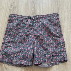 Badshorts från bondelivet Stl S - Badshorts med ananasmotiv.
