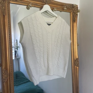 Vit stickad väst - En väldigt användbar väst som funkar som separat tröja men också att ha över en ett annat plagg. Säljer pga att jag inte använder längre. 