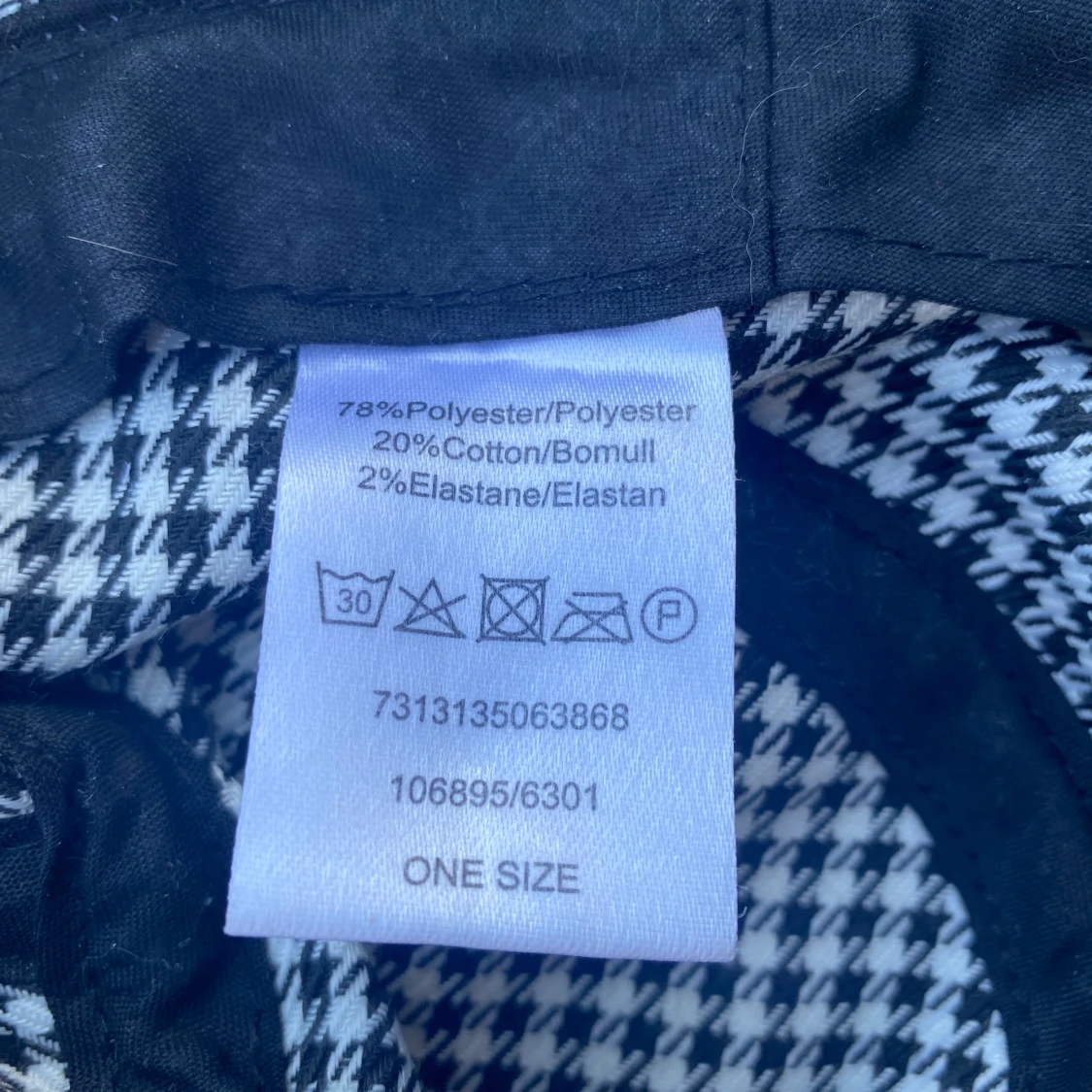 Vit svart buckethat  - 91