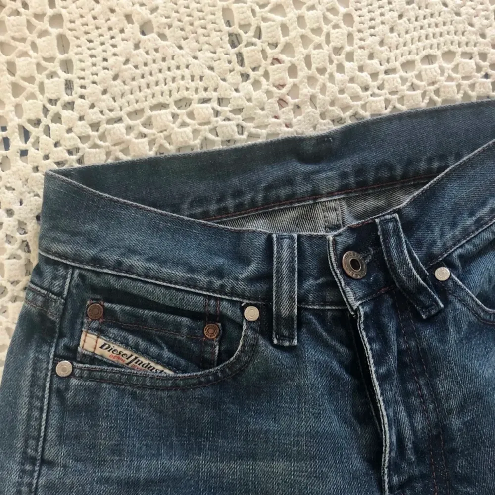  Lagmidjade Diesel jeans i mellanmörk tvätt, lite bootcut. Säljer då de är för små för mig, aldrig använt utan köpt av en annan på Plick. Jättefint skick, OBS du behöver vara ganska smal över höfterna och laren da de inte har nägon stretch och är smala i modellen! Frakt tillkommer. Jeans & Byxor.