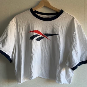 Reebok croppad T-shirt  - Avklippt oversized Reebok T-shirt 