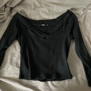 Svart tröja - Skit snygg svart ribbad tröja, frakt tillkommer.