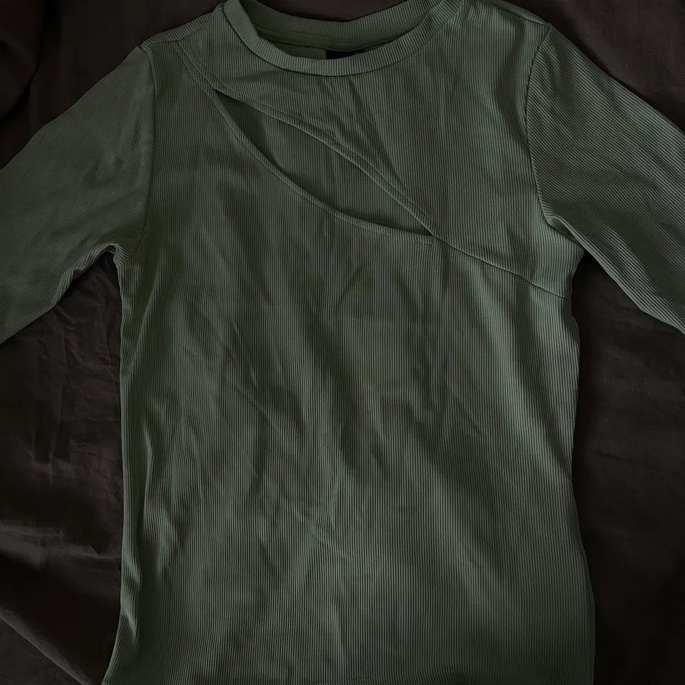 Jätte fin ljusgrön tröja, råkade beställa 2 och vill bli av med en. Den är sjukt snygg. Frakt tillkommer . Toppar.