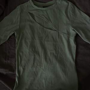 Jätte fin ljusgrön tröja, råkade beställa 2 och vill bli av med en. Den är sjukt snygg. Frakt tillkommer 