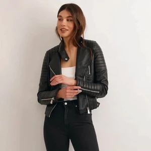 Chiquelle skinnjacka  - Säljer min svarta skinnjacka från Chiquelle. Jackan i sig är i ett fint och gott skick. Säljer då den ej kommer till användning. Köpt för 700/800kr. Står ej för frakt😁 PS skulle säga att den passar alla med storlekarna xxs-s💕