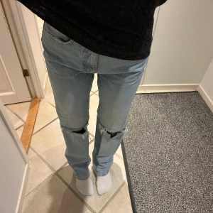 Ginatricot jeans - Jeans från gina, jag på bilden är 164cm och de är lite långa på mig så passar längre med. Storlek 34, passar 36 med. 150kr + frakt