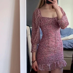 Klänning - Super fin sommarklänning från zara, säljer då jag tyvärr växt ur den, endast använd ett fåtal gånger! Nypris 559 kr, frakt är inräknat i priset