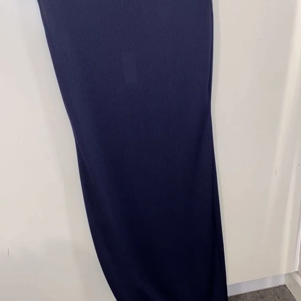 Marinblå midi klänning i storlek 38. Den aldrig använd . Klänningar.