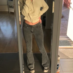 Gråa bootcut jeans - Långa på mig som är 1,72! Skriv för fler bilder❣️