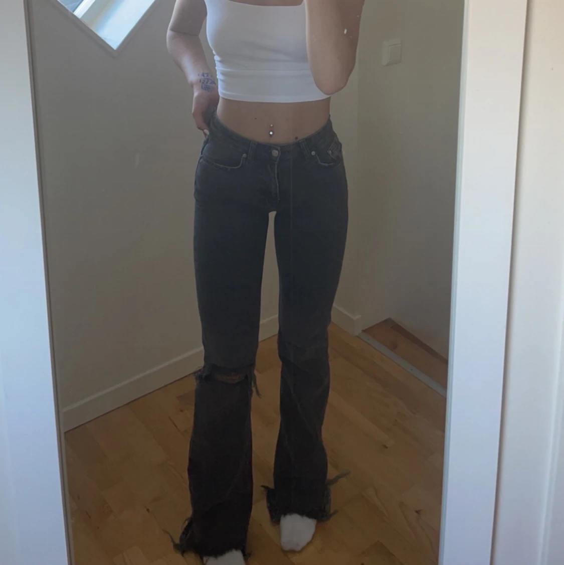 Gråsvarta raka jeans 
