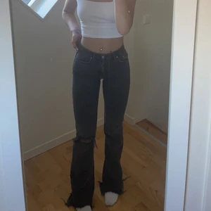 Gråsvarta raka jeans  - Såå sköna och snygga med hål på knäna. Fåtal gånger använda pga inte min stil. Mycket bekväma och bra skick 