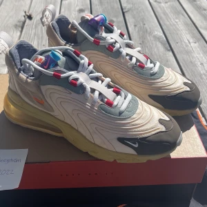 Nike AirMax270 CactusTrails Travis Scott - Säljer ett par sprillans nya Nike Air Max 270 i färgen Light Cream/Starfish. Designade av Travis Scott. Aldrig använda. Frakten ingår i priset men går även bra att mötas upp i Växjö eller Jönköping.☺️kan gå ner i pris vid snabb affär 