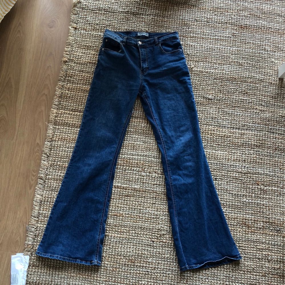 Flared jeans från Pull and Bear som jag aldrig använder! Fint skick. Strl 40, passar mig som brukar ha W28 L32 (är ca 172cm lång). . Jeans & Byxor.