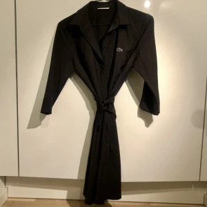 Lacosteklänning - Knappt använd Lacosteklänning. Inköpt för 1900 SEK. Så skönt tyg och den perfekta business-looken 😎