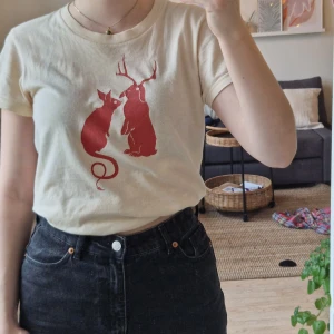 Tröja med tryck - Köpt secondhand men inga tecken på användning. Otroligt gulligt tryck. Väldigt mjukt tyg