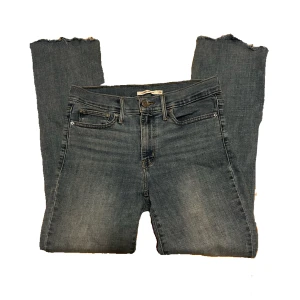 Jeans - Fina jeans från levi’s sparsamt använda💗 mid waist. storlek 28. Gratis frakt!