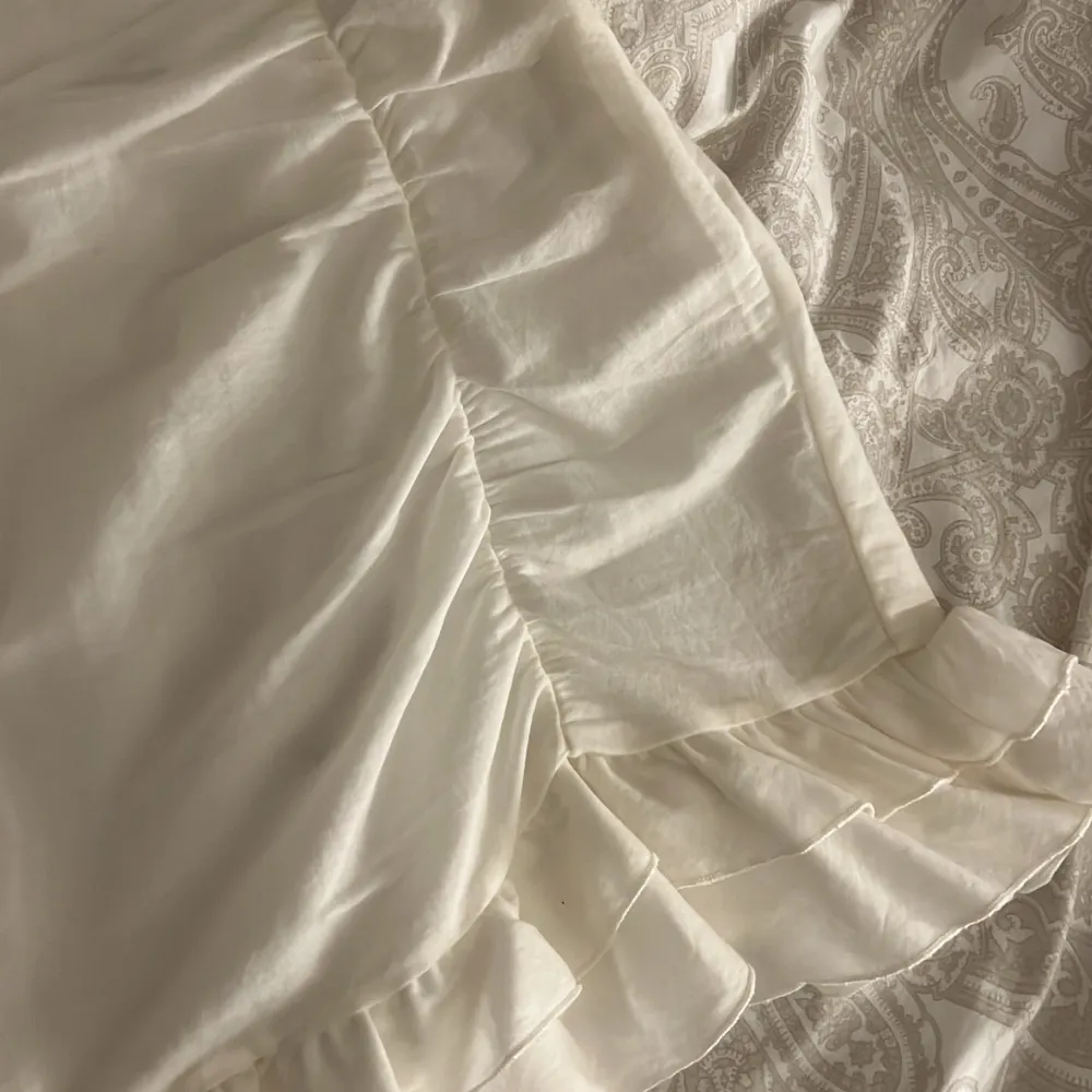 Säljer denna vita volangkjol då den tyvärr inte kommer till användning💗 nyskick och sparsamt använd🫶🏼 säljs inte längre på bikbok . Kjolar.