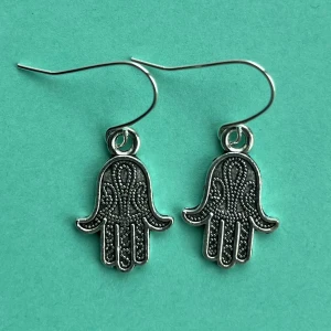 Hand örhängen 💚 - Nickelfria krokar och fri frakt 💚