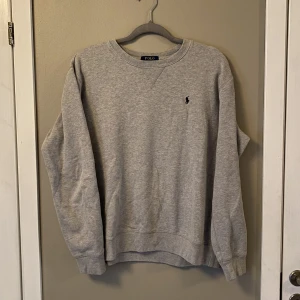 ralph lauren sweatshirt - begagnad grå ralph lauren swetshirt  nypris 850:-  vid intresse kan fler bilder skickas 