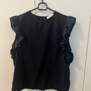 Topp med volang - Topp med volang från Carin Wester. Storlek 42 men väldigt liten i storleken passar mig som vanligtvis är en 38. Säljer för 150 + frakt