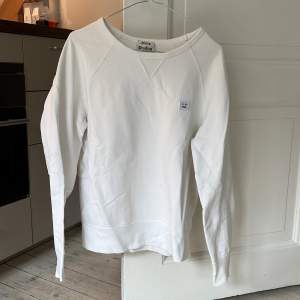 så gott som ny acne studios vit crewneck sweatshirt. relativt oversized vibe med öppen hals, storlek S. 100% bomull, klassiskt plagg!