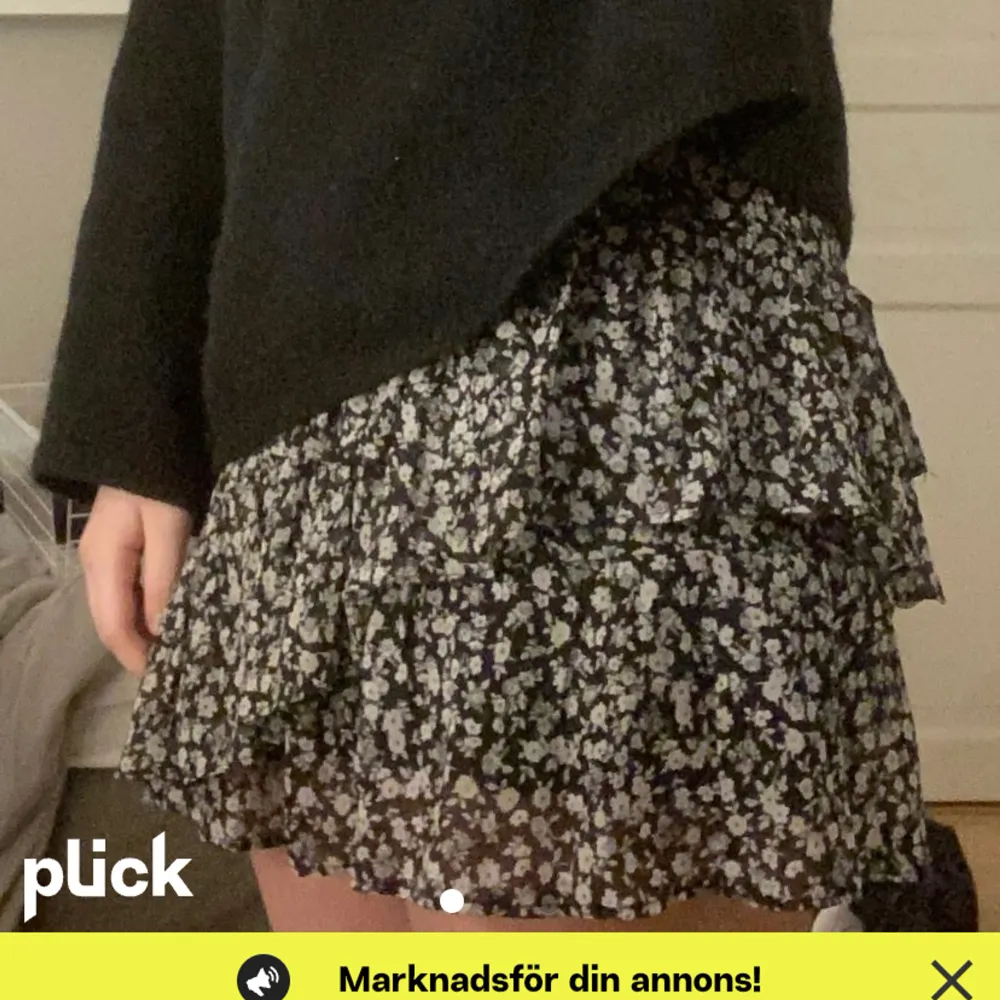 Jättefin kjol från Stradivarius med blommönster🥰 Perfekt nu till sommaren! Säljer då den är lite liten för mig. Säljer för 90 kr! Fru frakt i 30 dagar från 19 mars💗passa på nu❤️ Inga defekter på kjolen. Skriv till mig för frågor eller fler bilder🫶🏼. Kjolar.