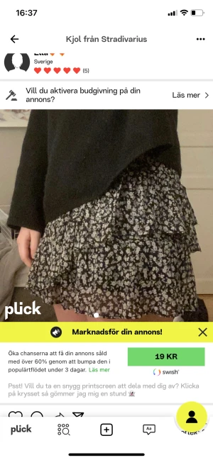 Kjol från stradivarius  - Jättefin kjol från Stradivarius med blommönster🥰 Perfekt nu till sommaren! Säljer då den är lite liten för mig. Säljer för 90 kr! Fru frakt i 30 dagar från 19 mars💗passa på nu❤️ Inga defekter på kjolen. Skriv till mig för frågor eller fler bilder🫶🏼