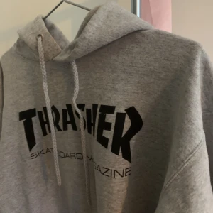 Trasher hoodie - Äkta grå trasher hoodie, använd en gång! Jättebra skick storlek 34-36❣️