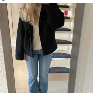 Kappa - Säljer nu min fina kappa från monki. Den är i bra skick och är jättefin nu till våren. Den är i strl S men passar lite olika storlekar beroende på hur man vill att den ska sitta. Nypris 600kr. Hör av er vid frågor. Köp dirket för 500❤️