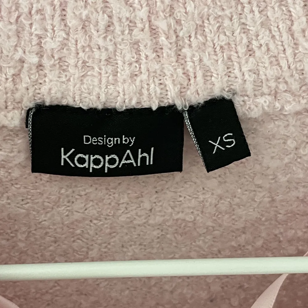 Rosa stickad tröja från Kappahl. Storlek xs, men liten i storleken. Ser nopprig ut, men det är då materialet ska vara!  Nästan aldrig använd💗. Stickat.