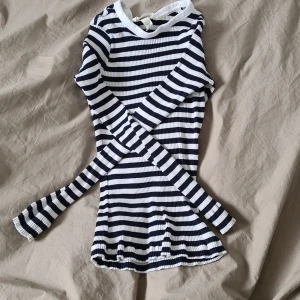 Randig tröja - Fin randig tröja från h&m,nästan aldrig använd. Den töjer ut sig när man har på sig den