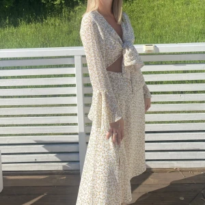 ADOORE KLÄNNING  - Säljer drömlikaste klänningen från adoore då den inte kommer till användning, super bra skick