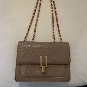 Väska  - Brun fin handväska utan skador eller skavanker på. 20 cm bred och 15 cm hög