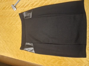 Formal noir skirt - Helt nytt formal kjol med små skinn detaljer på medjian ..penceil cut ,knälång passar storlken från m/xxl..priset kan discuteras 