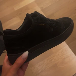 Axel Arigato  - Mina Arigato skor som jag knappats använt då det inte är min stil, perfekt skick 👍🏽 dom är för både killar och tjejer 