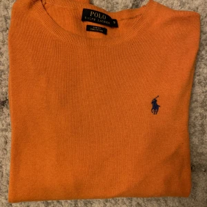 Ralph Lauren tröja - Säljer denna fina tröja från Ralph Lauren i storlek S slim fit. Fint skick!
