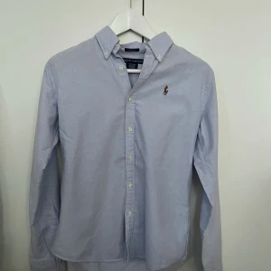 Ralph Lauren skjorta - Ljusblå. Storlek 4 - motsvarar S, eller XS/S. Köpt i USA.