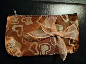 Fina Necessärer 🎀🎀🎀 - Hej alla fina 🎀 Här har jag två fina Necessärer, rosetter på, färgen är lite GuldBrun m Hjärtan på i Guld, Dessa är större än vad dom ser ut🤗  Pris: 10 kr styck plus frakt 16 kr 🎀 Kontakta mig innan köp 🎀Anki 