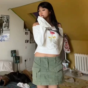 Grön kjol lågmidjad kjol  - Green low rise skirt from urban outfitters 🌲