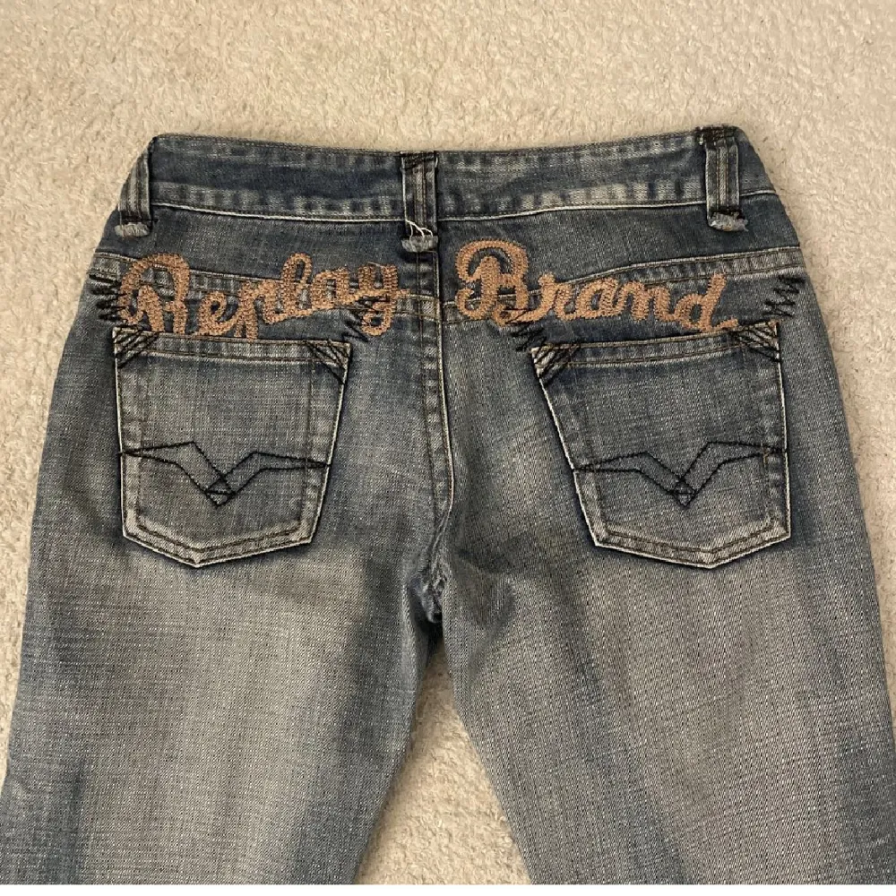 Säljer dessa skitsnygga och unika replay jeans! Innerbensmått: 72cm , midjemått: 40 cm. Köparen står för frakten, kan även mötas upp!💓💓. Jeans & Byxor.